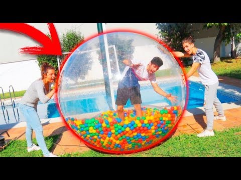 retrospektive LLENAMOS CON MAS DE 9999 BOLAS UNA BURBUJA INFLABLE GIGANTE Y ME TIRAN A LA PISCINA !! Makiman