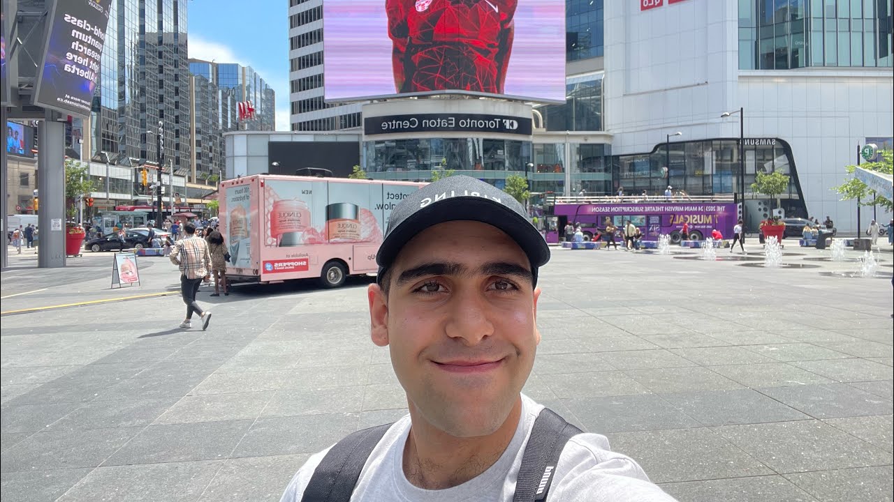 Toronto Downtown Walk: Yonge & Dundas Square to Nathan Philips Square ...