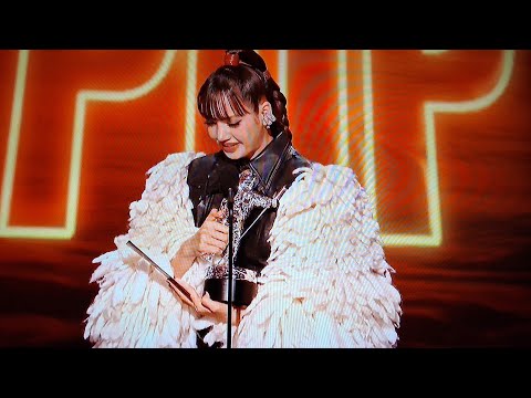 Lisa Cries and Win Best Pop Artist VMA Award