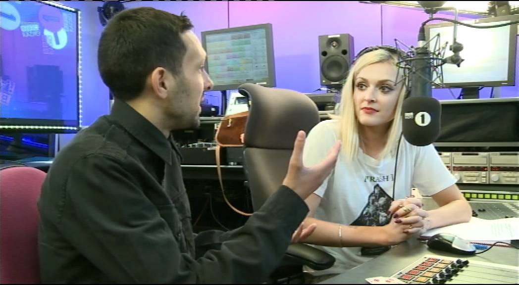 Dynamo performs some mind blowing magic for Fearne Cotton
