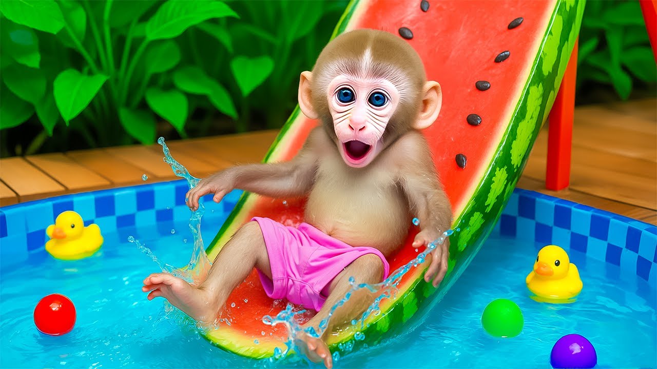 Моно Тата Играет На Горке И Плавает В Бассейне с Цветными Шарами | TATA MONO ESPCV