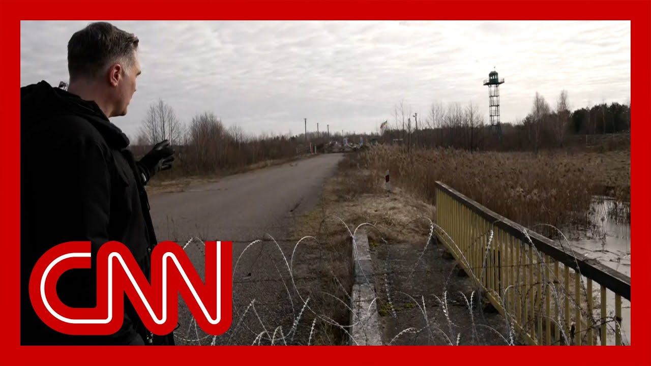 See what CNN reporter noticed at key border in Ukraine