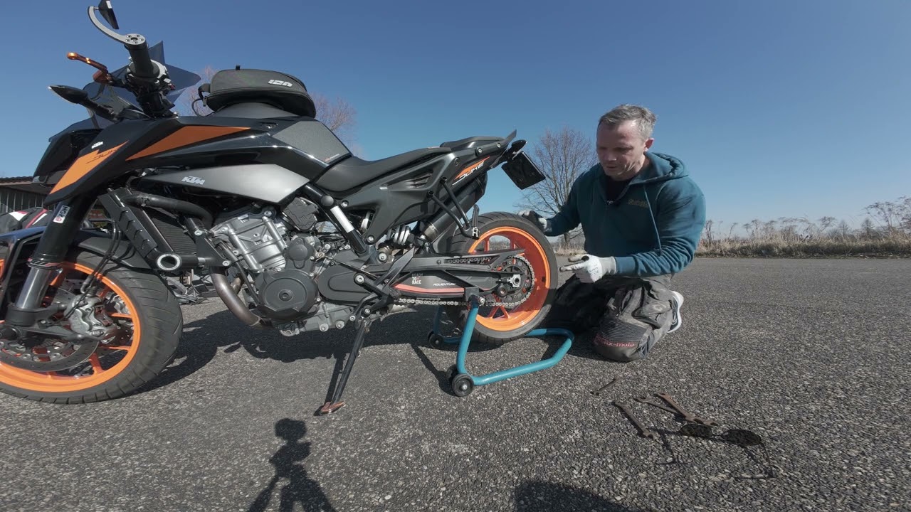 Ustawianie naciągu łańcucha w motocyklu KTM | TRIK, którego nie znałeś #KTM #motocykle #ktmduke