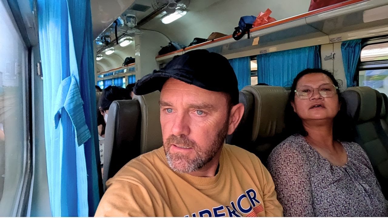 BANGKOK to PATTAYA by TRAIN 🇹🇭 - 3rd class FAN vs 3rd class AIRCON.