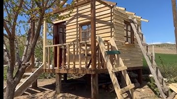 Bouw een houten hut uit dennenboom - Een huis bouwen in zware regen en storm - Klein huis - Deel 2