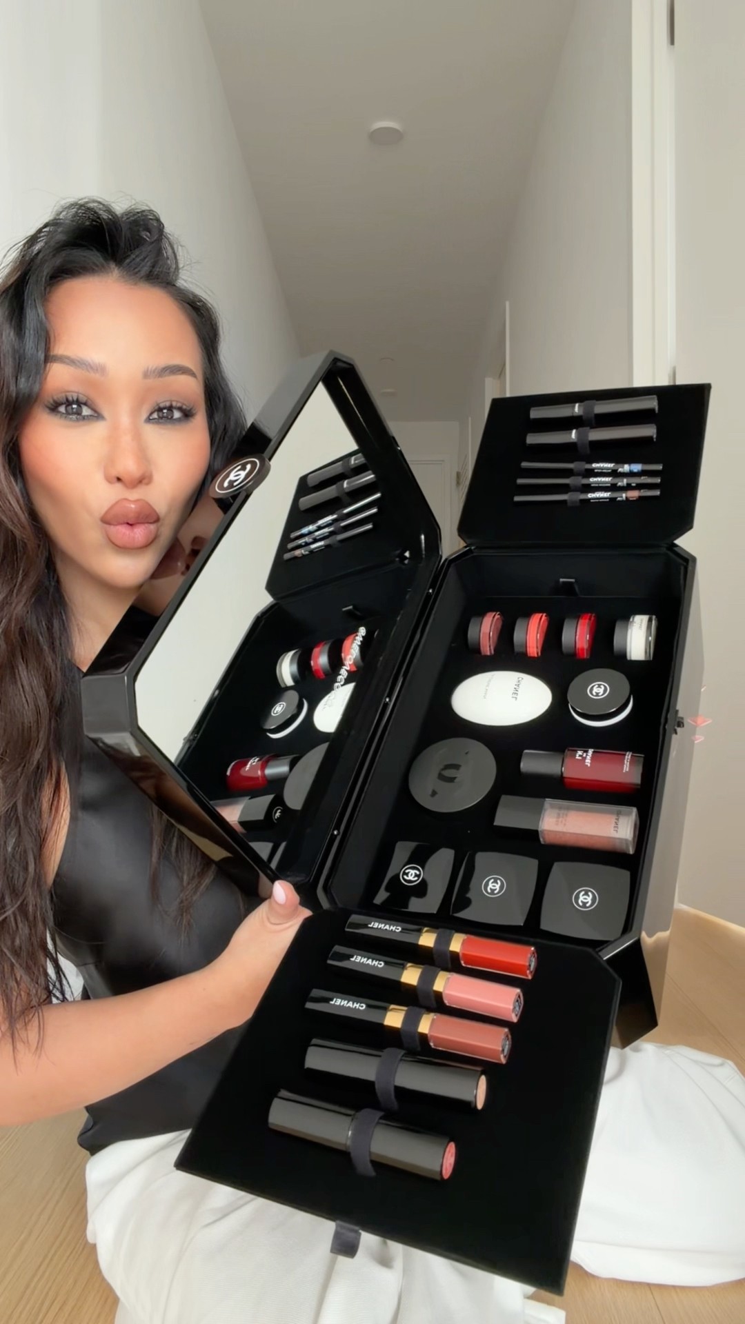 Unboxing my dream makeup case from Chanel Beauty 🖤 #makeup - YouTube