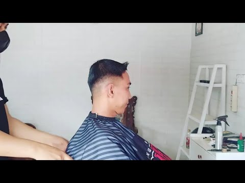 Mid fade pangkas rambut sambil ngobrol dengan costumer