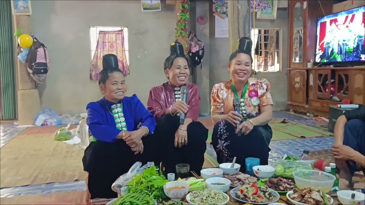 Tiếp phần 2 chị gái út quàng hom hát rất hay 