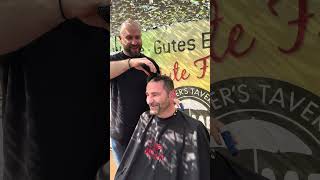 Markiere Jemanden Der Sich Auch Eine Glatze Rasieren Sollte