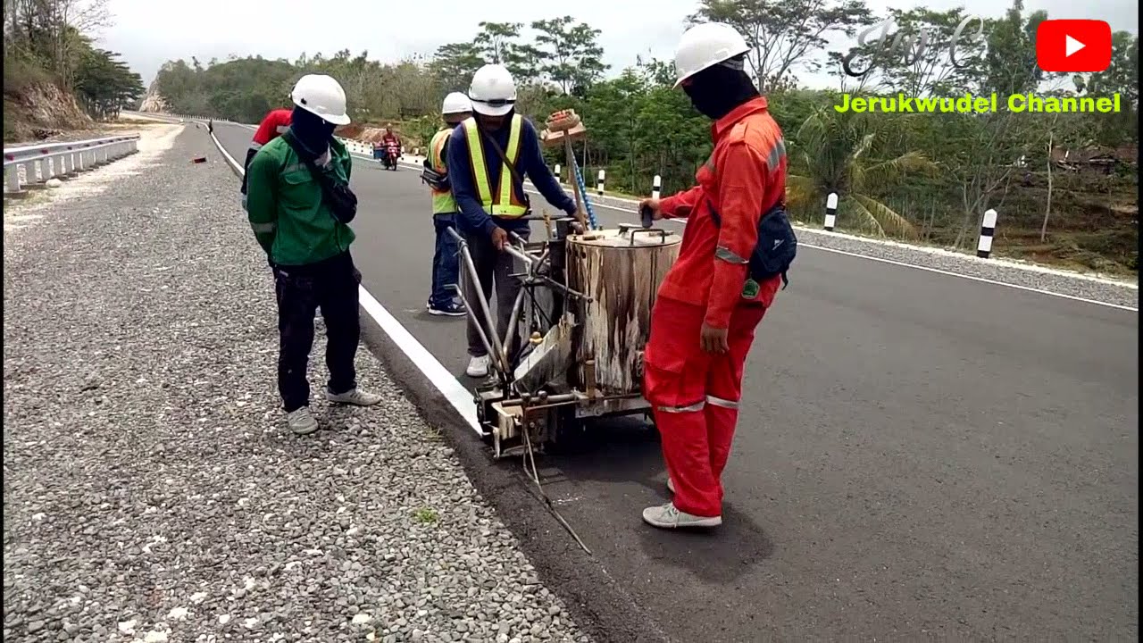 Proyek JJLS Proses Pengecatan marka Jalan