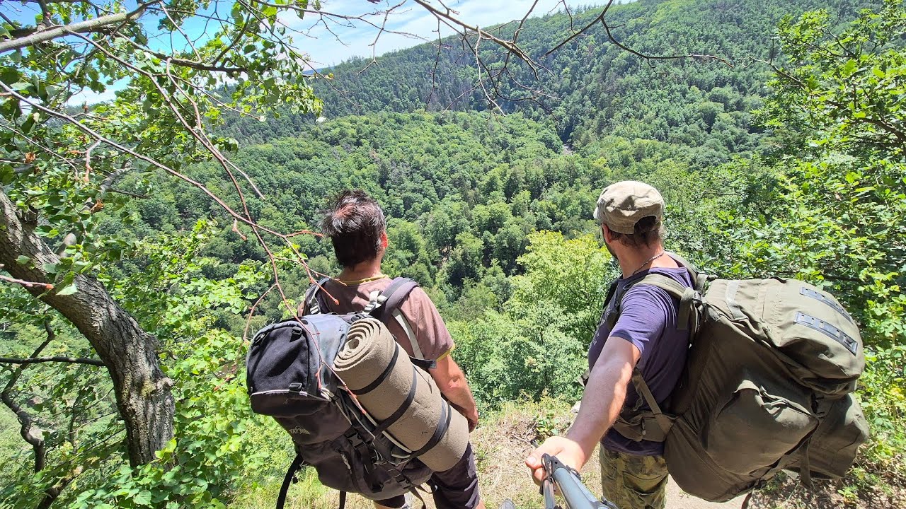 Čundr, hlubokym udolim divoke reky Oslavky, trampsky to raj, maskáčové hemžení a plno turistu