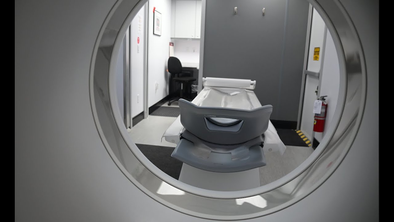 Команда, стоящая за огромным мобильным пунктом скрининга легких в IU Health