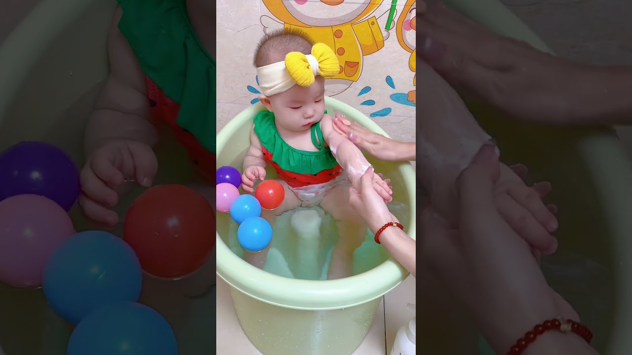 a built-in seat so he can play while taking a bath. 