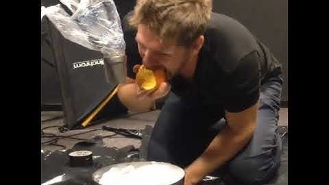simon viklund eating an orange