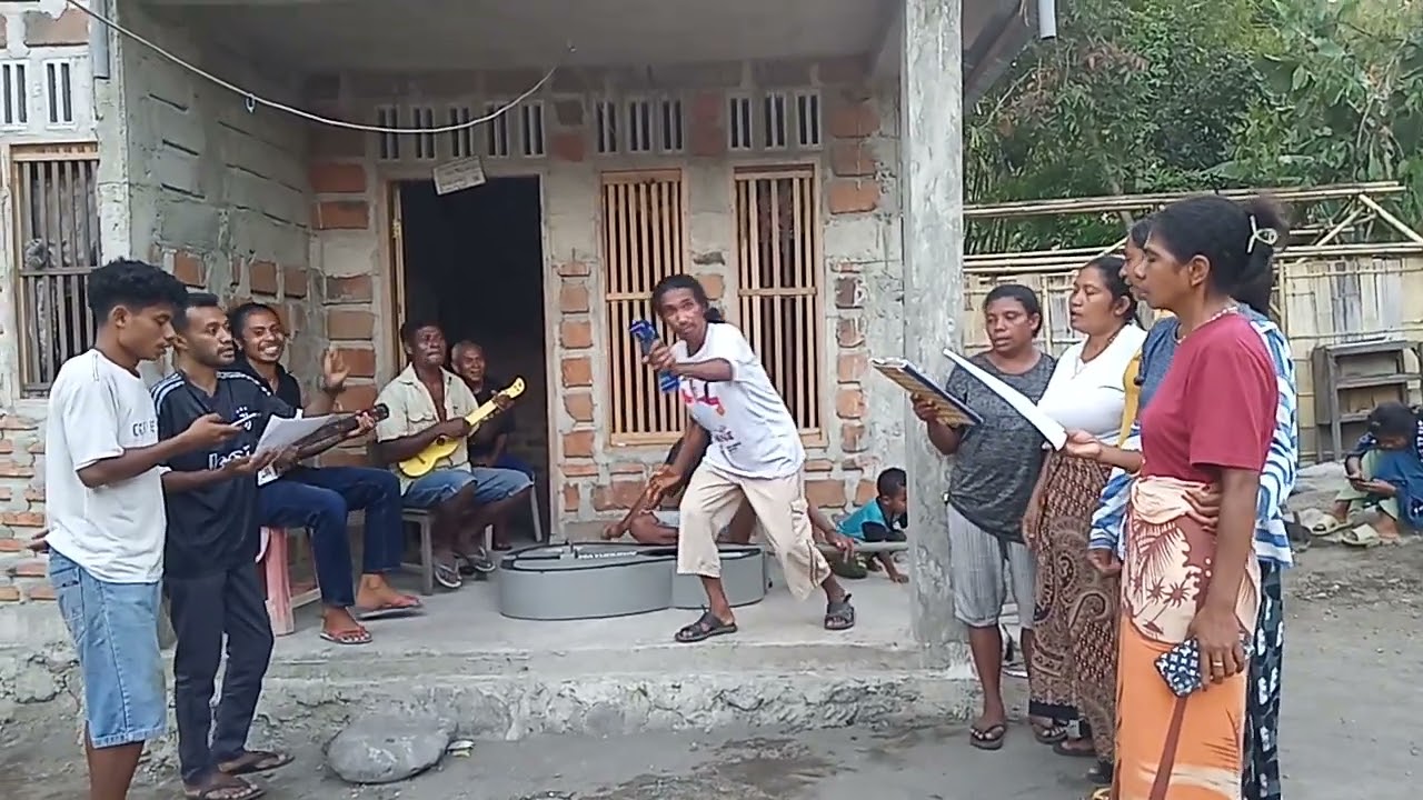 Lagu penyerahan Bunda Maria..Musik kampung Watubura Family..