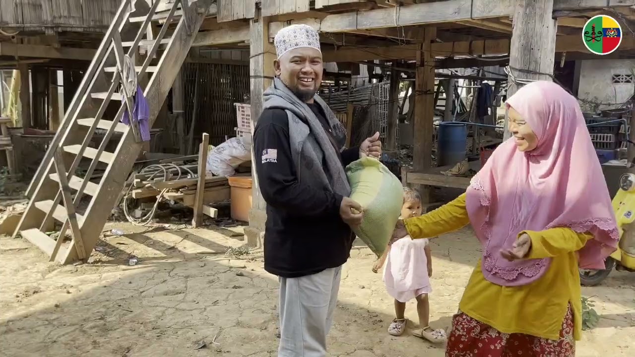 Agihan bantuan foodpack sekitar Kg. Soyt, Kemboja