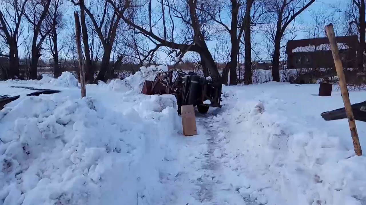 Газогенераторный трактор чистит снег - YouTube