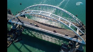 Мостостроители асфальтируют полотно автодорожной арки Крымского моста
