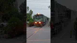 37Up Fareed Express With GEU 20 Speedy P/T From Pakpattan