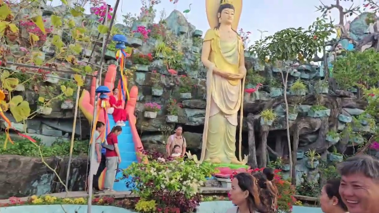 Mùng 2 tết bính ngọ chùa giác hoa bạc liêu phât tư đến viếng thăm quá đông 