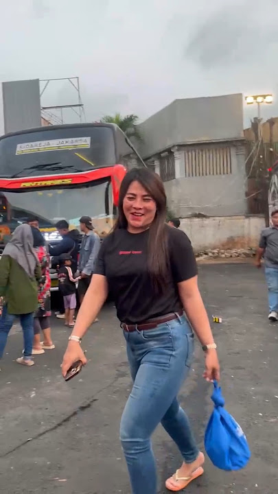 Ms. Lina Ozora, the driver was left by the driver while chasing the bus 🤩 #shotsviral #busagramas