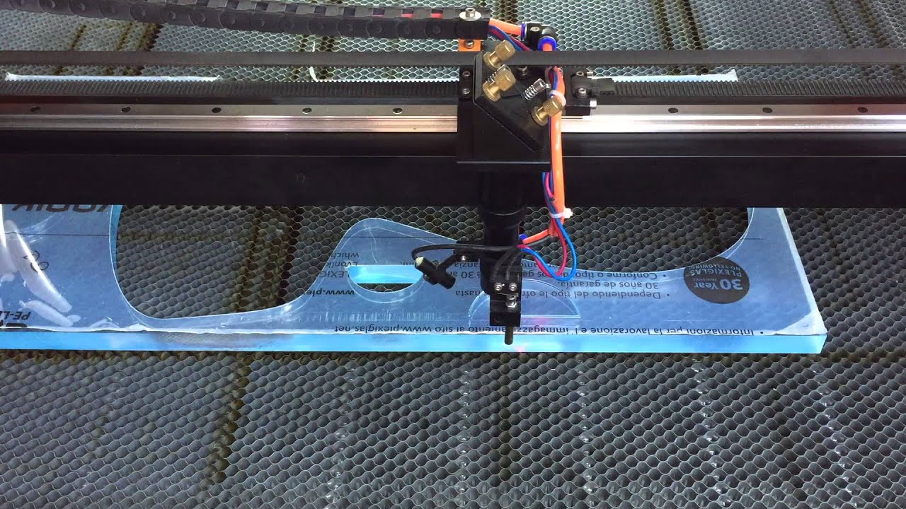 Gravator laser Deltalaser DL1290 - Gravură și tăiere plexiglass de 20mm grosime - YouTube