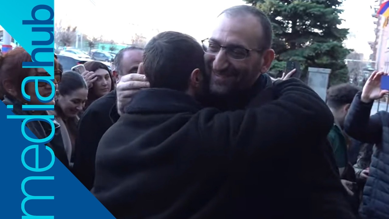 Ինչպե՞ս են հարազատները դիմավորում Արշակ Սրբազանին