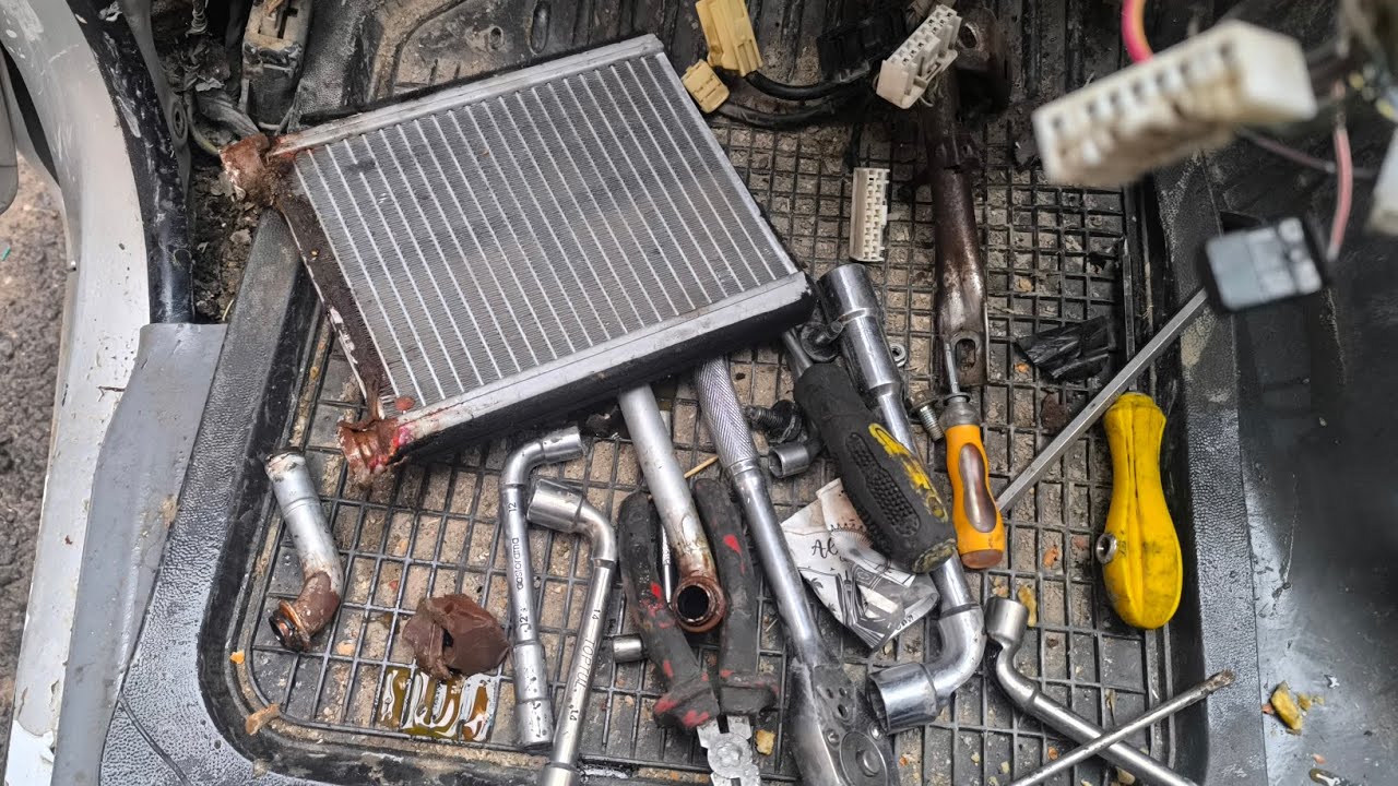 أسرار خطير 🔥 تغيير راديتور شوفاج تويوتا هايلوكس بلا ما تفك الطبلون ، تصليح كهرباء سيارات 