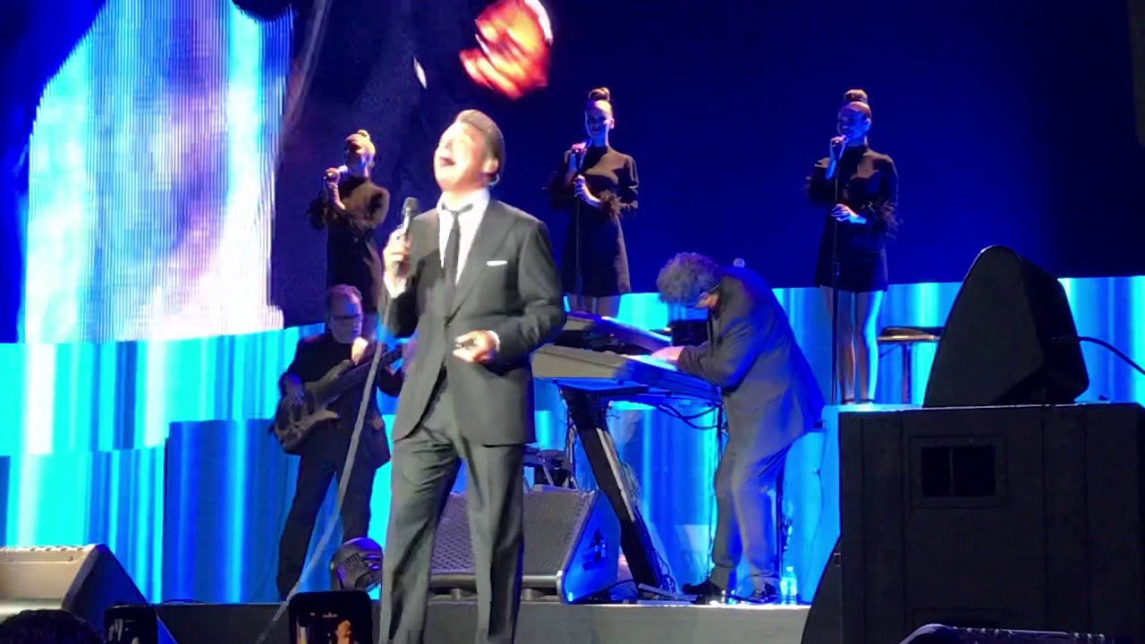 Instagram @miguelonmusicpro / Luis Miguel • Hoy El Aire Huele a Ti Medley • Mexico Por Siempre
