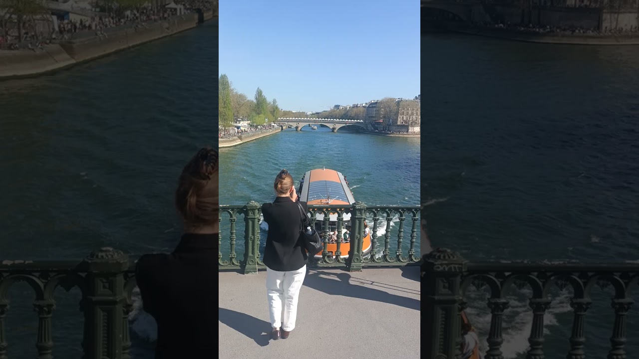 Walking in PONT D'ARCOLE bridge of Paris 🇨🇵. 