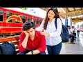 রেলওয়ে স্টেশনে কাঁদছিল এক বৃদ্ধ অপর