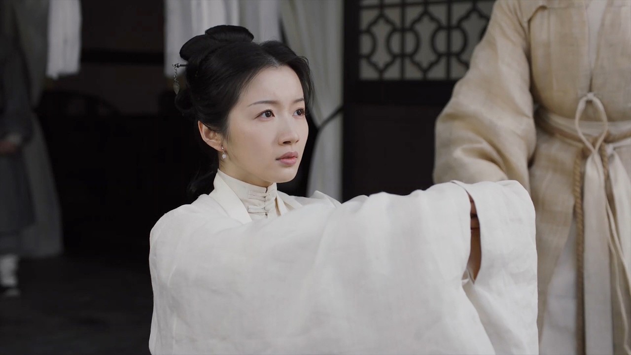 Сестра погибает загадочно, наследство достаётся зятю; хаос на похоронах раскрывает правду