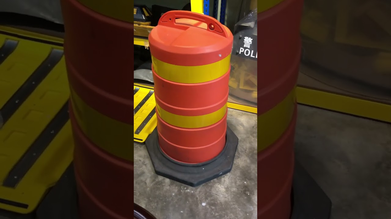 Traffic channelizer safety drum with heavy rubber base. Visit www.accfree.com.my