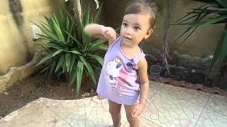 Bambina di 2 anni balla il PULCINO PIO