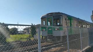 阿南駅を発車する1200型の桑野駅始発の普通列車、徳島行き。