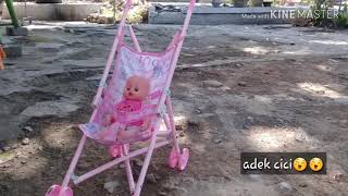 Boneka naik kereta dorong