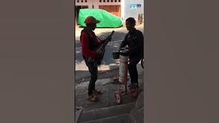 Pengamen kreatif pakai gitar listrik unik banget !!