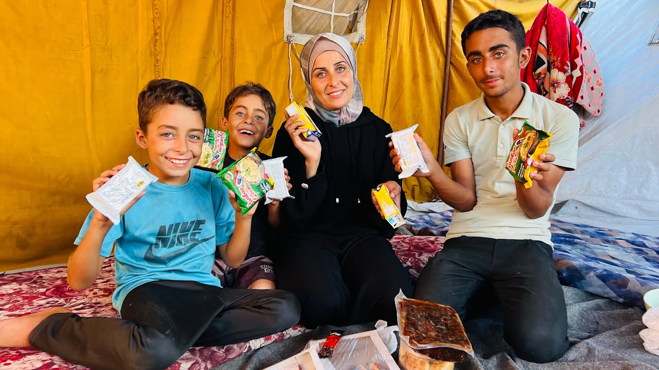 شوفوا ‏فرحت أمير و عبود بعد دخول الاندومي لا غزة 