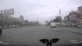 Самка Человека Переходит Дорогу