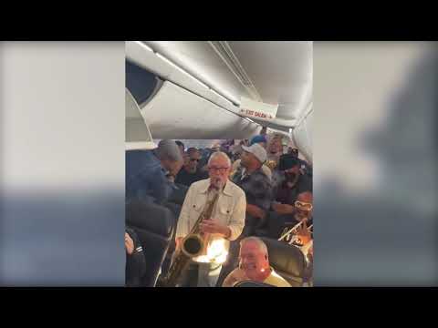 Unexpected Delay Leads to Unforgettable Jazz Show on Airplane