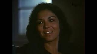 Serpico ( Épisode 7 ( La Trompette du temps ) 1976
En France, la série a été diffusée à partir du 25 février 1978, hormis 2 épisodes, le 2 et le 6, qui sont restés inédits. Elle a été rediffusée sur TF1 en 1981 le samedi après-midi dans le cadre de lémission Fugues à Fugain, puis sur la chaîne 13e rue. Serpico est une série télévisée américaine créée par Robert Collins daprès le roman homonyme de Peter Maas composé dun pilote de 97 minutes diffusé le 24 avril 1976 et 15 épisodes de 47 minutes dont 14 ont été diffusés entre le 24 septembre 1976 et le 28 janvier 1977 sur le réseau NBC Serpico ( Épisode 7 ( La Trompette du temps ) 1976