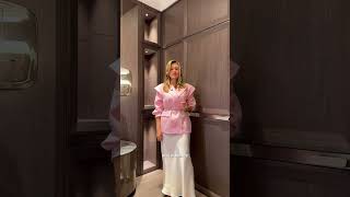 Натуральный шпон в интерьере спальни. Портал, стеновые панели, полки и плинтус