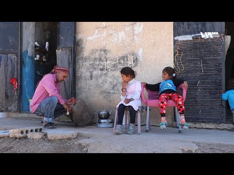 عائلة نازحة من دير الزور تسكن في غرفة للمحولات الكهربائية بسبب ارتفاع الآجارات