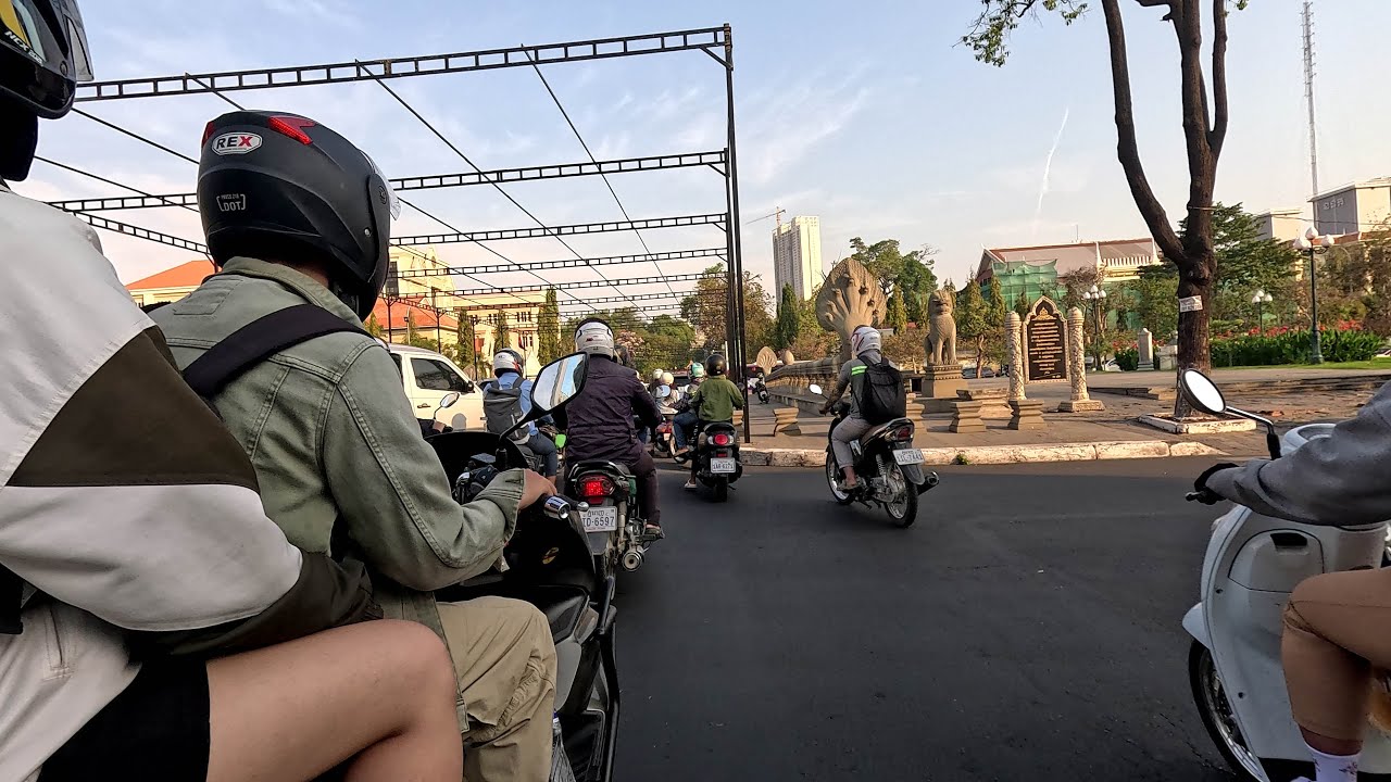 EP 220: Everyday motorcycle ride in Phnom Penh, Cambodia, 4K/60p