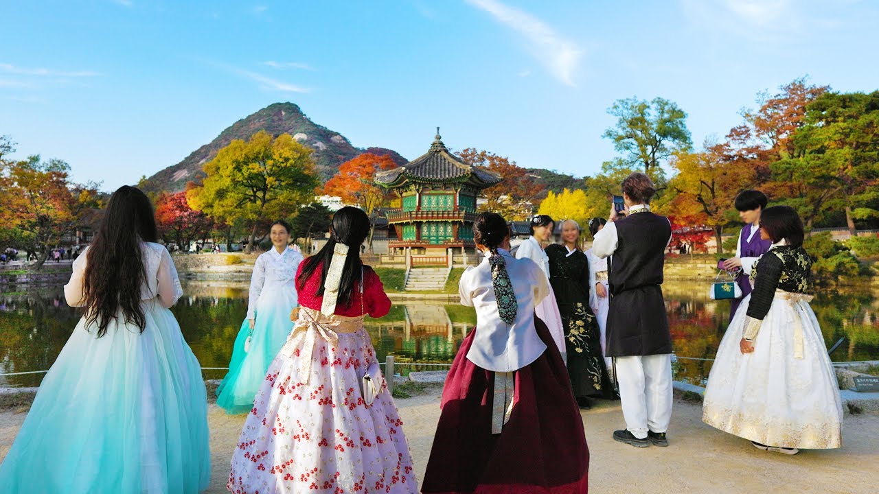 경복궁 단풍 엄청난 외국인 인파! 한국에서 인생샷 남기려고 한복 입은 외국인들로 북적북적,  서울 광화문 고궁 여행, 걷는 서울여행워커.