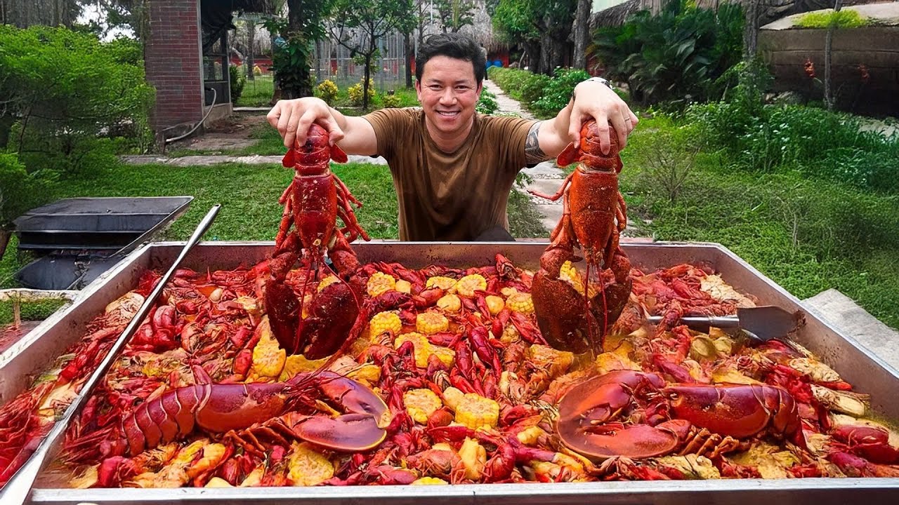 Xào chảo tôm hùm đất chà bá đãi anh em ekip. Gặp ngay 2 con tôm biến dị ...