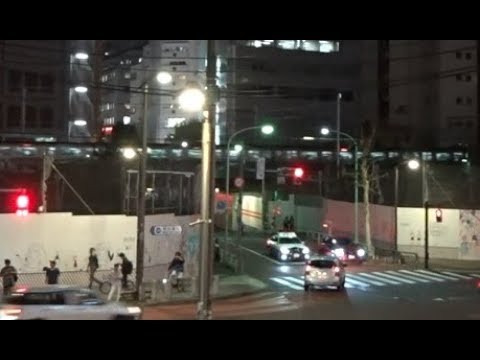 夜の宮下公園交差点から見た渋谷駅を出発する山手線外回りE231系と移設工事中の埼京線高架軌道