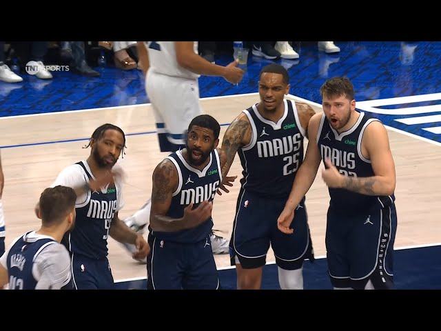 Mavs players in sync yelling at Maxi Kleber to join the huddle 😂 class=