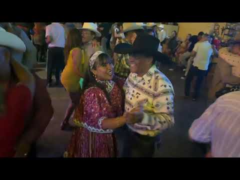 Bailando con Omar muchas gracias por tú apoyo, y el baile sigue con los primos 