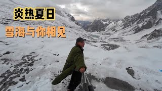 自驾新疆独库公路，哈希勒根达坂海拔3390米，炎热夏日穿越雪海